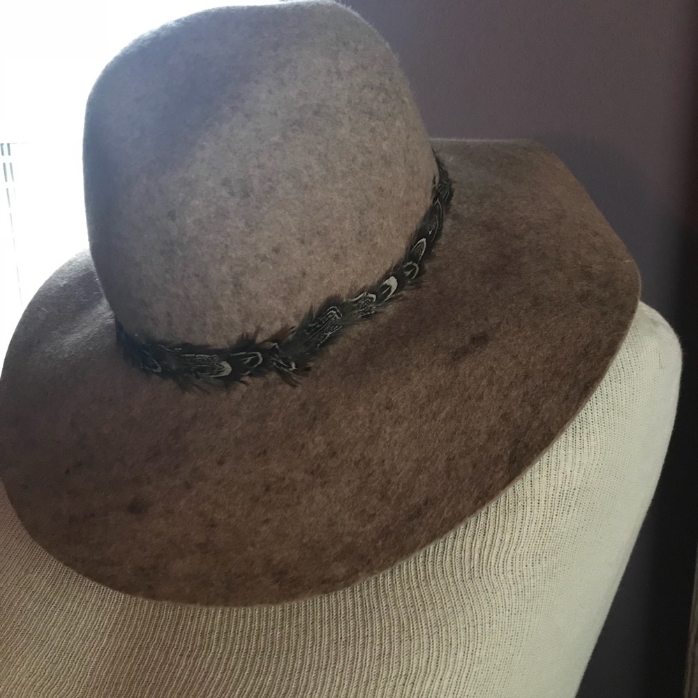 NWT Light brown wool hat with feather details
